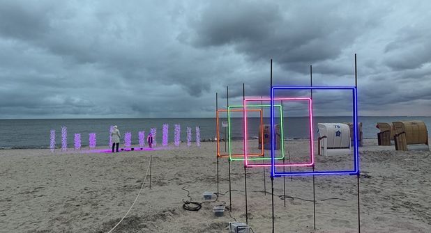 Leuchtende Rechtecke setzten den Strand vor der Kulisse der Ostsee eindrucksvoll in Szene.