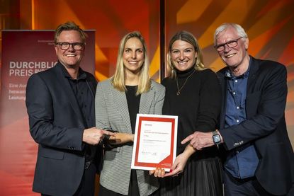 Auch die Geschäftsführer des Balticum Verlages Sven Muchow (lks.) und Uwe Muchow waren in Berlin dabei und gratulierten. (Foto: BVDA/Bernd Brundert)