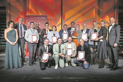 Alle Preisträger des Abends mit den Moderatoren BVDA-Hauptgeschäftsführer Dr. Jörg Eggers (re.) und Carina Brinkmann, Leiterin Nachhaltigkeit und Politik beim BVDA. (Foto: BVDA/Bernd Brundert)