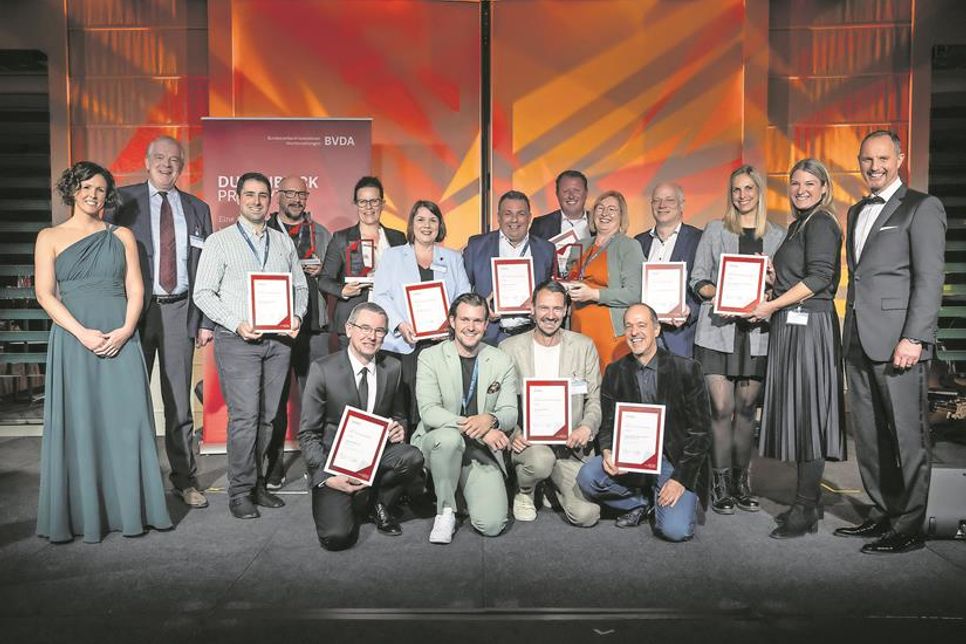 Alle Preisträger des Abends mit den Moderatoren BVDA-Hauptgeschäftsführer Dr. Jörg Eggers (re.) und Carina Brinkmann, Leiterin Nachhaltigkeit und Politik beim BVDA. (Foto: BVDA/Bernd Brundert)
