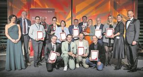 Alle Preisträger des Abends mit den Moderatoren BVDA-Hauptgeschäftsführer Dr. Jörg Eggers (re.) und Carina Brinkmann, Leiterin Nachhaltigkeit und Politik beim BVDA. (Foto: BVDA/Bernd Brundert)