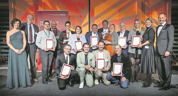 Alle Preisträger des Abends mit den Moderatoren BVDA-Hauptgeschäftsführer Dr. Jörg Eggers (re.) und Carina Brinkmann, Leiterin Nachhaltigkeit und Politik beim BVDA. (Foto: BVDA/Bernd Brundert)