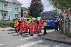 Am Donnerstagvormittag wurden sechs Fahrgäste eines Linienbusses leicht verletzt, nachdem dieser eine Vollbremsung machen musste, um nicht mit einem Pkw zu kollidieren, dessen Fahrerin die Vorfahrtregeln missachtete.
