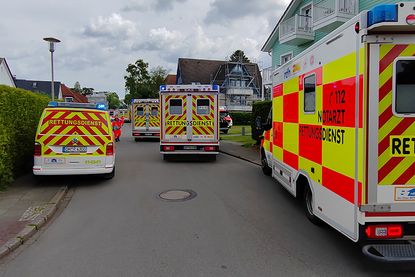 Insgesamt waren elf Rettungswagen und fünf Notarztwagen im Einsatz, die im Wiesenweg, in der Poststraße und auf dem Wiesenweg-Parkplatz standen.