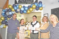 20 Jahre Essbar und eine neue Küche – gleich zwei gute Gründe für ein Gruppenbild: Schulleiterin Tanja Dietrich, Andrea Kamps (Cornils-Stiftung), Bernhard Klemz (VFF und Lions Club), Andrea Hinz (Vorsitzende Cafeteria-Verein) und Steffen Hinz (Pflegedienst) stießen mit den neuen Kaffeebechern an.