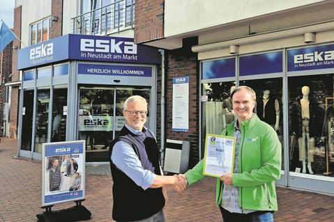 Das offizielle Zertifikat wurde persönlich von Christian Thees (re.), Teamleiter Vertrieb der SWNH, an Jürgen Mohr überreicht.