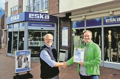 Das offizielle Zertifikat wurde persönlich von Christian Thees (re.), Teamleiter Vertrieb der SWNH, an Jürgen Mohr überreicht.