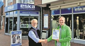 Das offizielle Zertifikat wurde persönlich von Christian Thees (re.), Teamleiter Vertrieb der SWNH, an Jürgen Mohr überreicht.