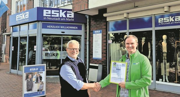 Das offizielle Zertifikat wurde persönlich von Christian Thees (re.), Teamleiter Vertrieb der SWNH, an Jürgen Mohr überreicht.