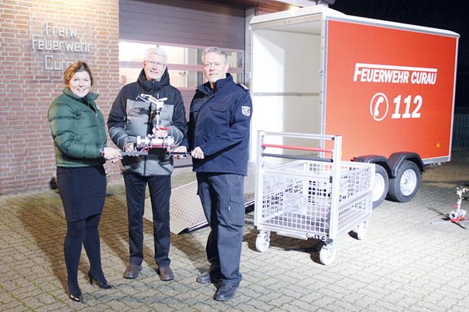 Andreas Gurth aus dem Vorstand der Friedrich Bluhme und Else Jebsen-Stiftung übergibt die Schlüssel an Stockelsdorfs Bürgermeisterin Julia Samtleben und Ortswehrführer Klaus Hinz (re).