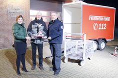 Andreas Gurth aus dem Vorstand der Friedrich Bluhme und Else Jebsen-Stiftung übergibt die Schlüssel an Stockelsdorfs Bürgermeisterin Julia Samtleben und Ortswehrführer Klaus Hinz (re).