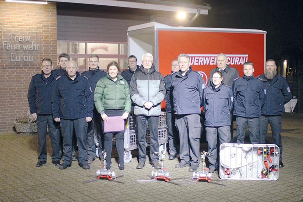 Die gesamte Mannschaft der Curauer Wehr freut sich über die offizielle Übergabe der neuen Gerätschaft.