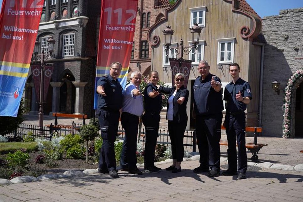 Landesjugendfeuerwehrwart Rüdiger König, Andreas Leicht, Jaenne Albert (Jugendbildungsreferentin), Claudia Leicht, stellvertretender Landesjugendfeuerwehrwart Thorsten Weber und FSJler Linus Jahn (v. lks.).