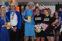 Das Königspaar Gudrun und Hartmut Petrich mit einigen „Jecken“.