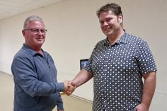 Der 1. Ältermann Bernd Meisburger (re.) verabschiedet Sönke Schöning aus den Reihen der Lensahner Schützengilde.