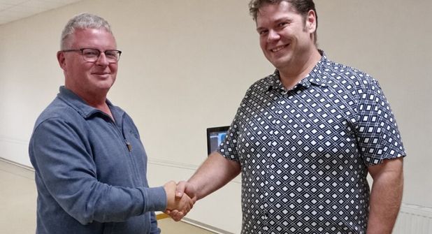 Der 1. Ältermann Bernd Meisburger (re.) verabschiedet Sönke Schöning aus den Reihen der Lensahner Schützengilde.