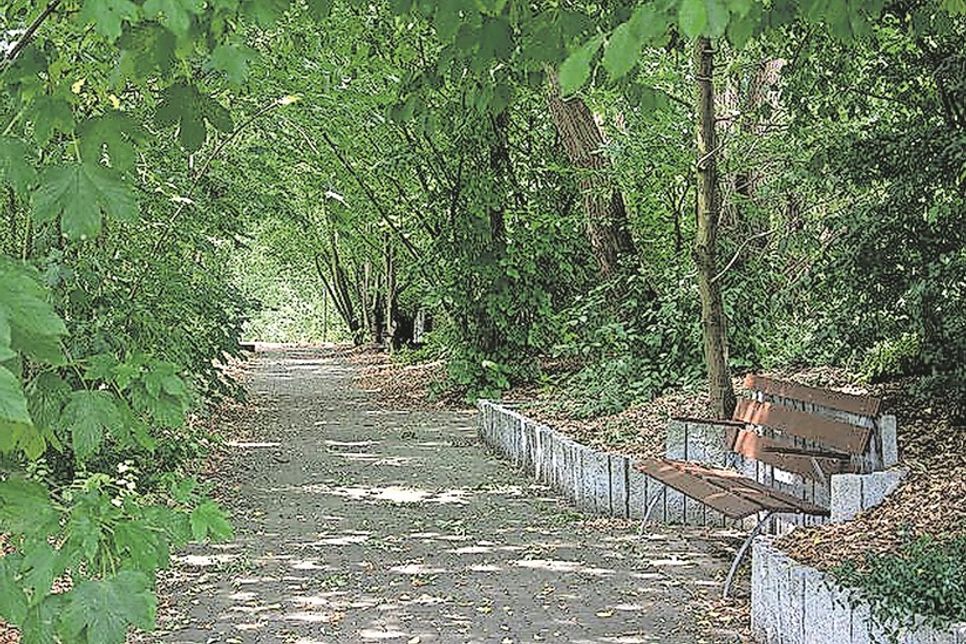 Die großzügige, geschützte Außenanlage bietet den Bewohnerinnen und Bewohnern Raum für Spaziergänge und Erholung.