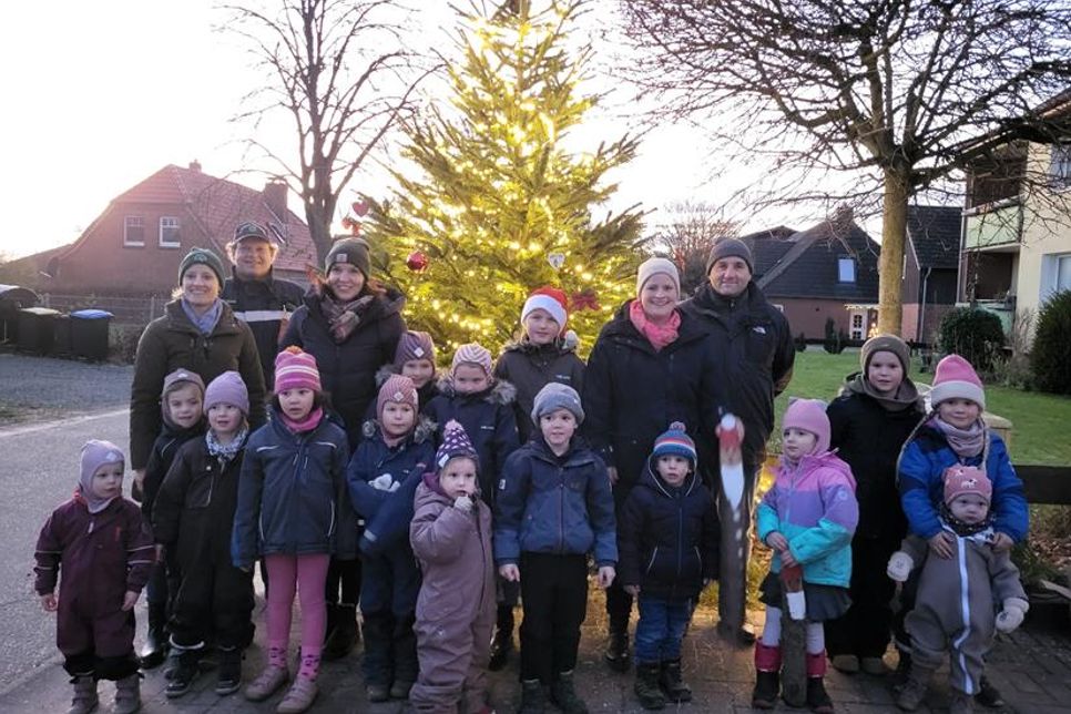 Lena Kohlsaat, Rolf Barsuhn, Julia Krönke, Alkje Kohlsaat, Michael Leja (v. lks.) und alle teilnehmenden Kinder hatten viel Spaß beim Schmücken des Tannenbaumes.