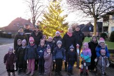 Lena Kohlsaat, Rolf Barsuhn, Julia Krönke, Alkje Kohlsaat, Michael Leja (v. lks.) und alle teilnehmenden Kinder hatten viel Spaß beim Schmücken des Tannenbaumes.