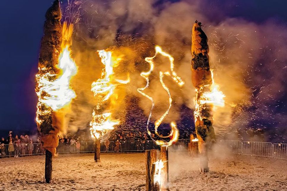 Am Samstag findet wieder das beliebte Fackelfest am Niendorfer Freistrand nahe des Hafens statt - inklusive Riesenfackeln, Feuerkörben und- schalen sowie flotter Musik.
