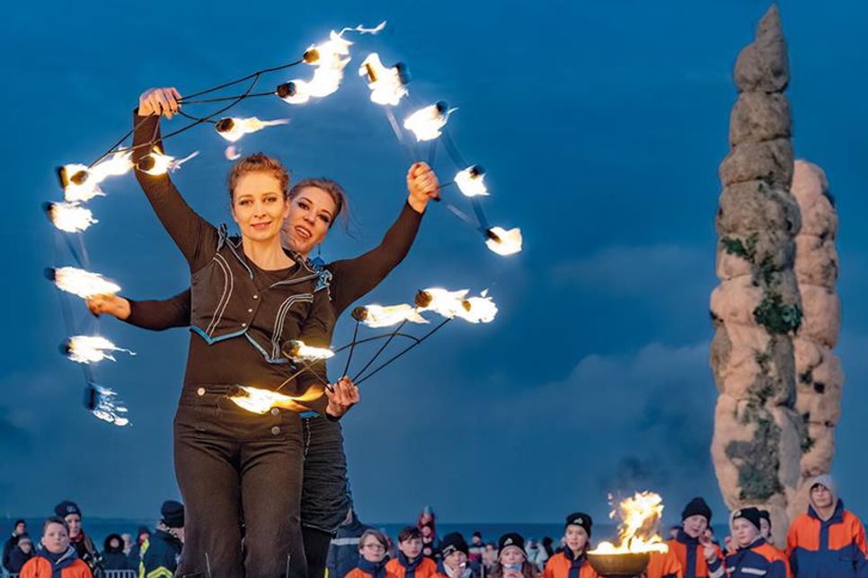 Das Duo Flamba präsentiert beim Fackelfest in Niendorf/Ostsee ihre spektakulären Feuershows.