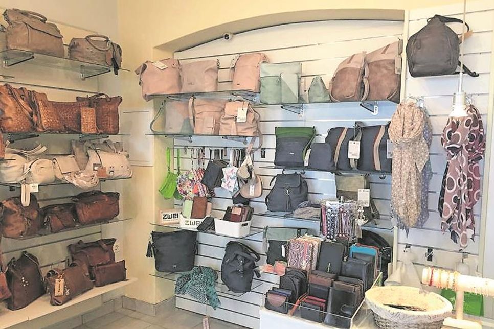 Sommerliche Kopfbedeckungen, ausgefallene Taschen und stilvolle Accessoires – bei Fashion & More in Grömitz trifft Mode auf individuelle Beratung.