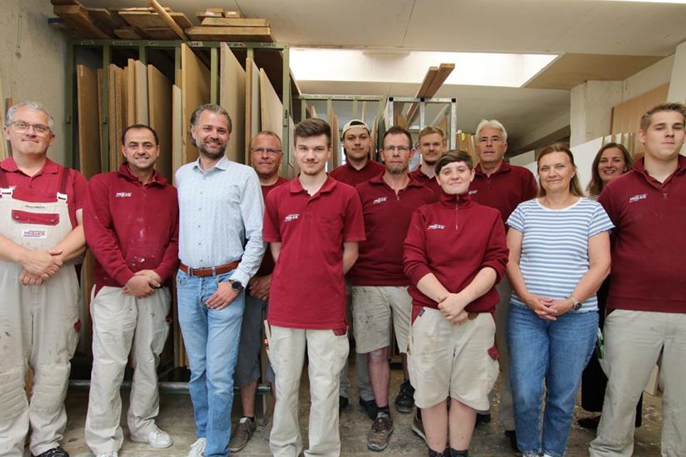 Das Team der Tischlerei Mielke in Süsel fertigt Einbauschränke, Haustüren und Innenausbauten: präzise, individuell und mit jahrzehntelanger Handwerkserfahrung.