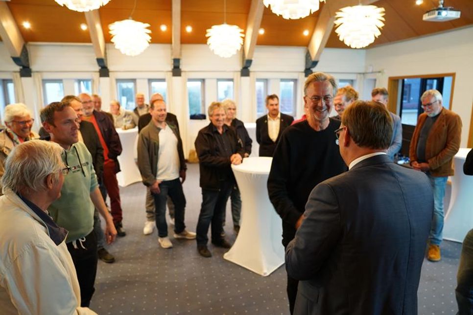 Die Anwesenden gratulierten Mirko Spieckermann zu seinem Wahlergebnis.