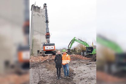 Das Unternehmer-Ehepaar Alexander und Nina Schwartz vor dem im Abriss befindlichen Getreidesilo.