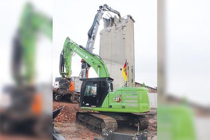 Stück für Stück setzen die schweren Geräte dem Silo zu.