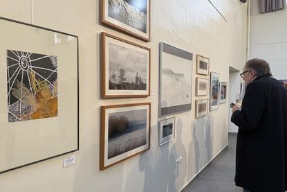 Die Besucherinnen und Besucher erkundeten die Vielfalt der gezeigten Werke.