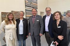 Die Vorsitzende des Fördervereins Maria Isabel Brandes und die Leiterin des Hans-Ralfs-Hauses Anke Kessenich mit dem stellvertretenden Landrat Karsten Alwast, Bürgermeister Mirko Spieckermann sowie Dr. Cathrin Schulz-Mirbach vom Förderverein.