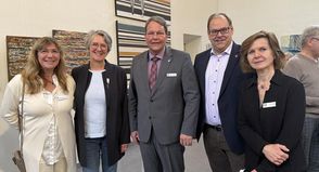 Die Vorsitzende des Fördervereins Maria Isabel Brandes und die Leiterin des Hans-Ralfs-Hauses Anke Kessenich mit dem stellvertretenden Landrat Karsten Alwast, Bürgermeister Mirko Spieckermann sowie Dr. Cathrin Schulz-Mirbach vom Förderverein.
