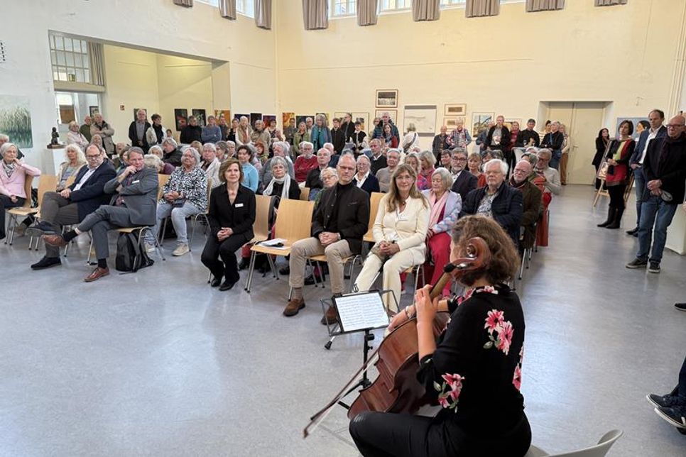Zahlreiche Kunstfreunde kamen am Samstag zur feierlichen Eröffnung der Kreisausstellung ins Hans-Ralfs-Haus.