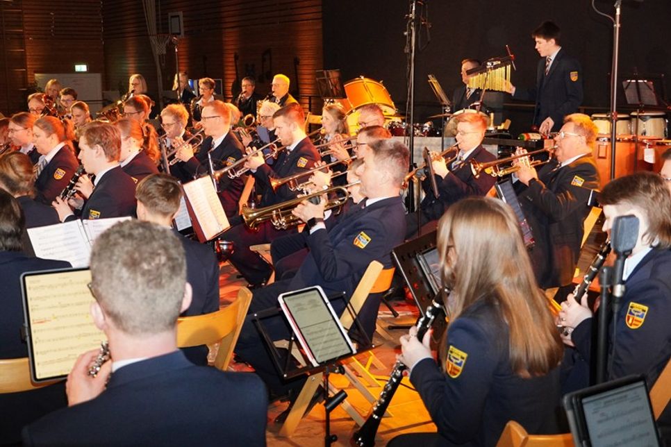 Zwei Premieren und viele bekannte Gesichter in den Reihen des Orchesters.