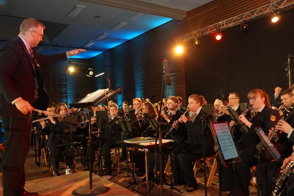 Der musikalische Leiter Dr. Jan Philipp Ruge sorgte für die perfekte Abstimmung aller Instrumente.