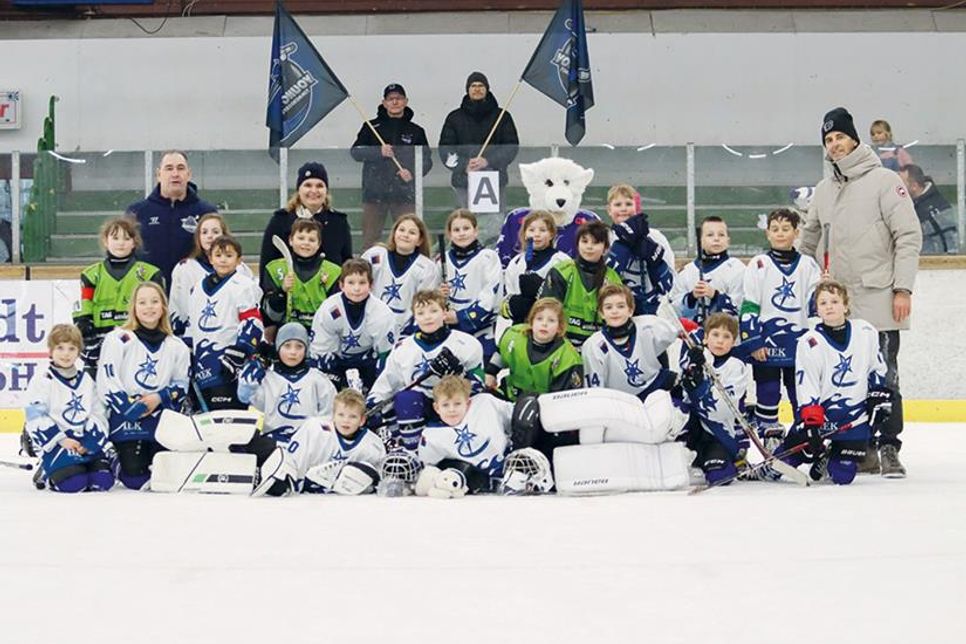 Die Young Devils des CET mit ihren Trainern auf dem Eis in Timmendorfer Strand.