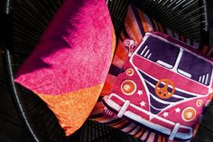 Neben dem dekorativen VW Bulli-Kissen sind auch zahlreiche weitere PAD-Textilien erhältlich. Die neue Riviera Maison Kollektion, wiederaufladbare Korkenlampen, Spin-Showfeuer, stilvolle Wanduhren und hochwertiger DUR Echtsilberschmuck runden das Sortiment ab. (red)