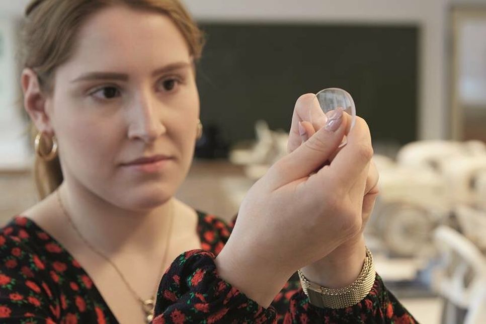 Augenoptiker müssen mit hoher Präzision und Sorgfalt Brillengläser und Fassung zu einer funktionierenden Brille zusammenbringen und aus einer Vielzahl von Möglichkeiten für jeden Kunden die individuell optimale Lösung finden. Foto: ZVA Peter Boettcher/akz-o