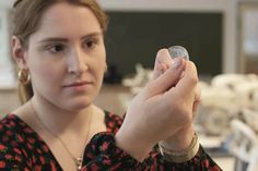 Augenoptiker müssen mit hoher Präzision und Sorgfalt Brillengläser und Fassung zu einer funktionierenden Brille zusammenbringen und aus einer Vielzahl von Möglichkeiten für jeden Kunden die individuell optimale Lösung finden. Foto: ZVA Peter Boettcher/akz-o