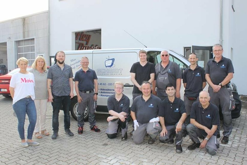 Das Team vom Fernseh-Service Schmidt mit dem neuen Inhaber Nils Böhm (3. v. lks.).