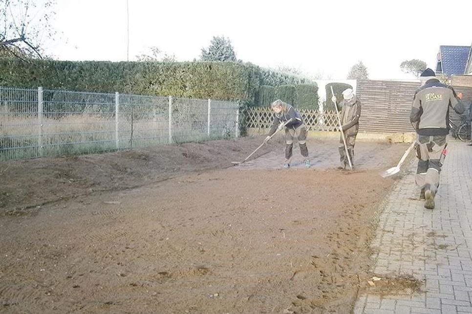 Die Gärtnerinnen und Gärtner der beauftragten Fachfirma bei der Bodenbearbeitung.