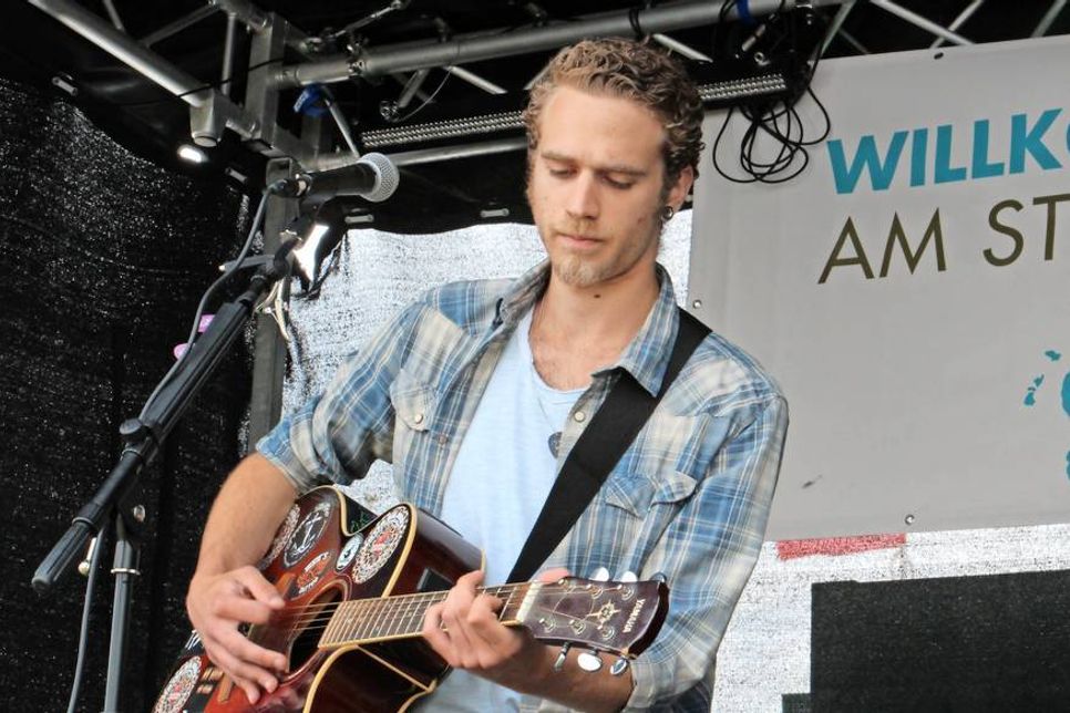 Malte Feldmann, bekannt von „The Voice of Germany“ begeisterte die Besucher am Pfingstsonntag mit Gitarre und Stimme.