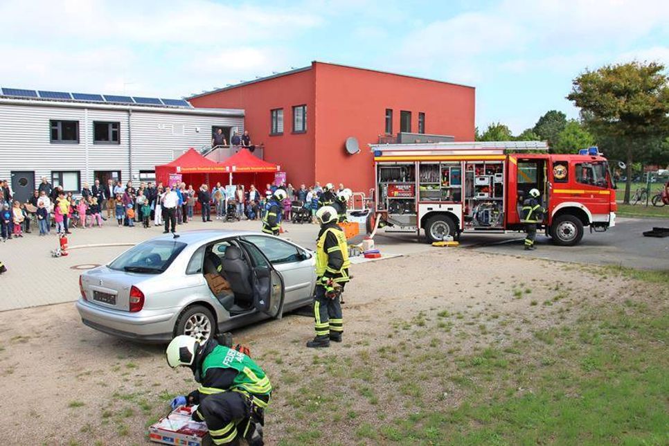 Mithilfe eines simulierten Autounfalls zeigten die Feuerwehrleute den zahlreichen Besuchern wie sie eine eingeklemmte Person aus einem Auto befreien.