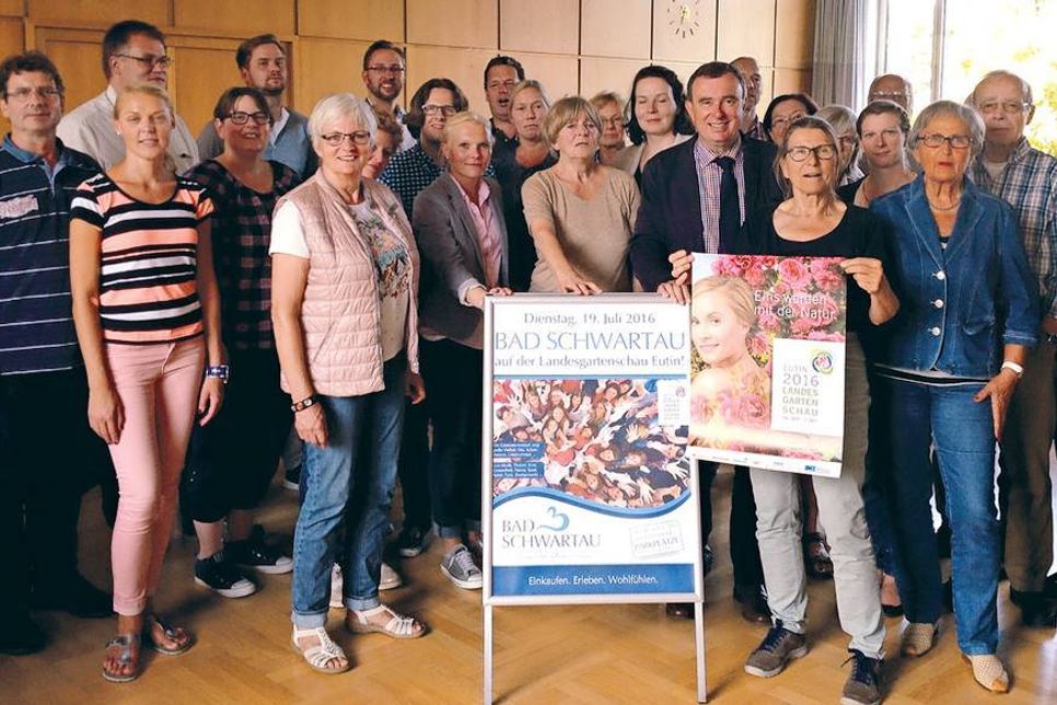Bürgermeister Gerd Schuberth und Mitwirkende präsentieren das Programm des Bad Schwartauer Städtetags auf der Landesgartenschau in Eutin am 19. Juli. (Foto: ews group GmbH)
