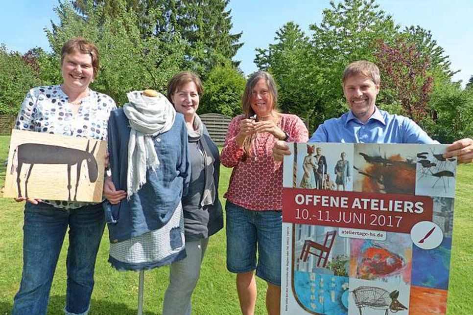 Zusammen mit 40 weiteren Künstlern und Kunsthandwerkern laden Julia Kärgel, Nathalie Skultety und Ingrid Mohr zusammen mit Per Köster von der Tourismuszentrale Holsteinische Schweiz am kommenden Wochenende zu den Atelier-Tagen ein. Entdecken Sie unsere schöne Region mal von der künstlerischen Seite