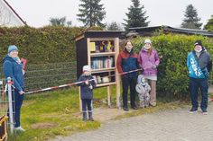Pastorin Gesa Paschen (l.) und Martin Tiedemann (r.), Mitarbeiter der Kirchengemeinde, freuen sich mit Carola und Christoph Läubrich und ihrer kleinen Lena (1) über den neuen Bücherschrank. Rita (7), älteste Tochter des „Stifter-Ehepaares“, durfte am vergangenen Mittwoch das Band zur Eröffnung mit der Schere durchtrennen.