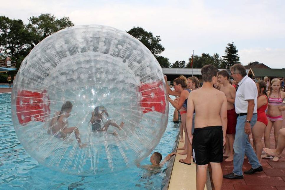 Kaum war der Wasser-Laufball freigegeben, hatten die Kinder in auch schon in Beschlag.