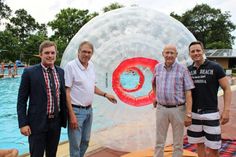 Offizielle Übergabe: Sparkassen-Mitarbeiter Daniel Schöning, Bürgermeister Klaus Winter, Bürgervorsteher Wolfgang Schüller und Sparkassen-Filialleiter Klaus Lademann (v. lks.).