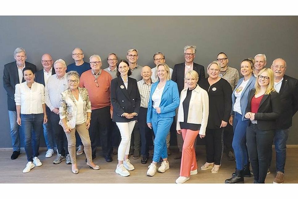 Mitglieder des Lions Club Lübecker Bucht mit den Küstenladies (im Vordergrund).